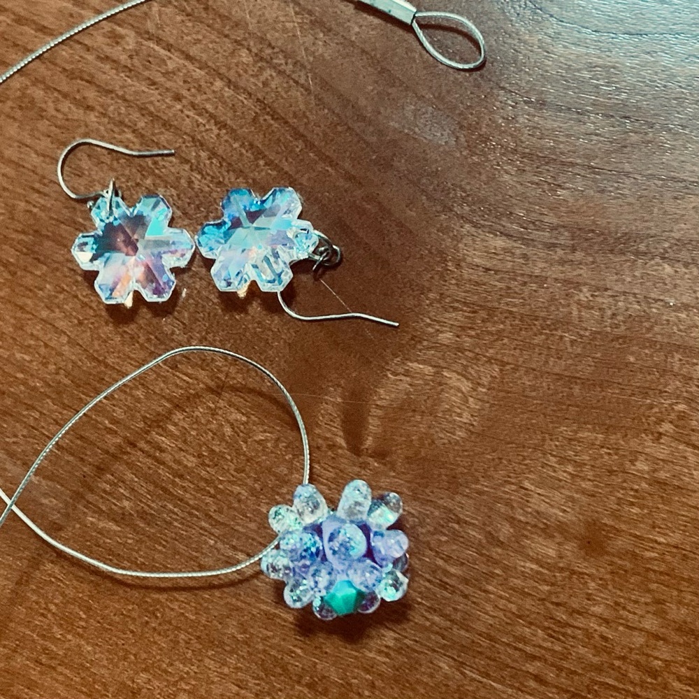 Iridescent necklace and earrings set